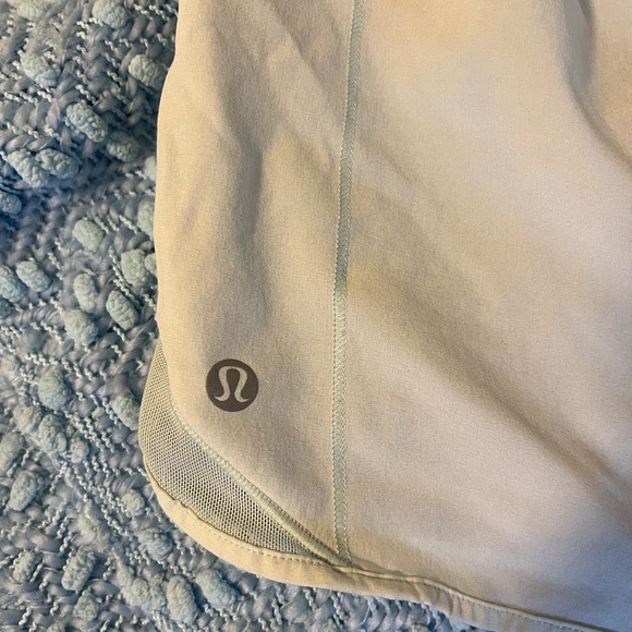 Lululemon hotty hot low rise lined short 4” - Picture 4 of 4